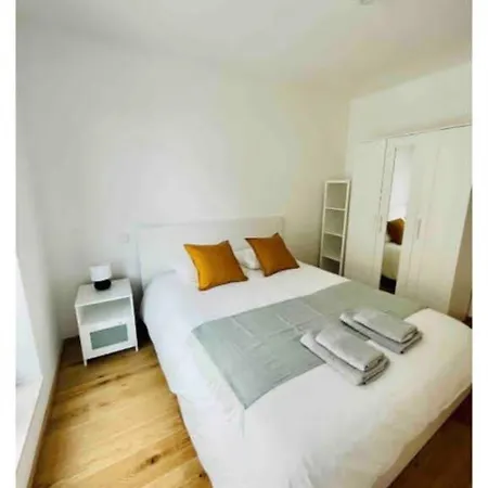 Urban Elegance 2br Retreat In 아파트